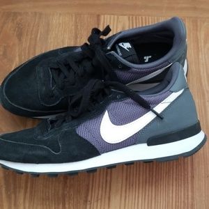 Nike Athletic Shoes 7.5 black running shoes tennis shoes sneakers